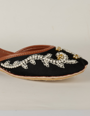 Black ethnic jutti for wedding and Eid wear