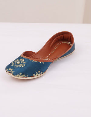 Wedding Punjabi jutti with handcrafted gold detailing