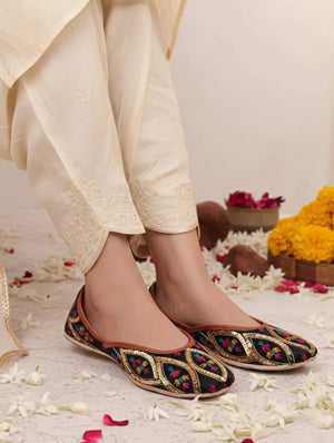 Black embroidered Punjabi jutti for women with gold paisley design