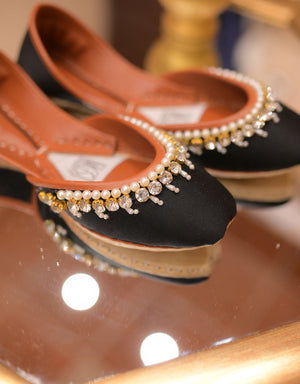 Black pearl Punjabi jutti for women with rhinestone embellishment