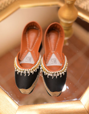 Comfortable black Punjabi khussa flats with leather inner sole