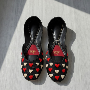 Black heart jutti with leather inner and sole for women